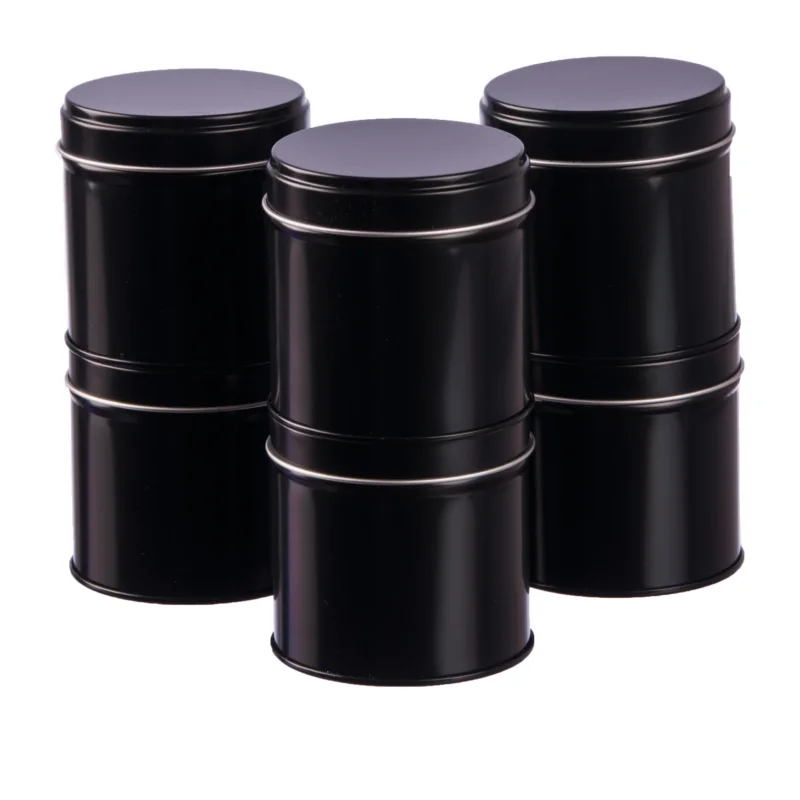 Sechs schwarze Gewürzdosen mit Aromadeckel und Streueinsatz, daneben 6 Etiketten auf weißem Hintergrund.