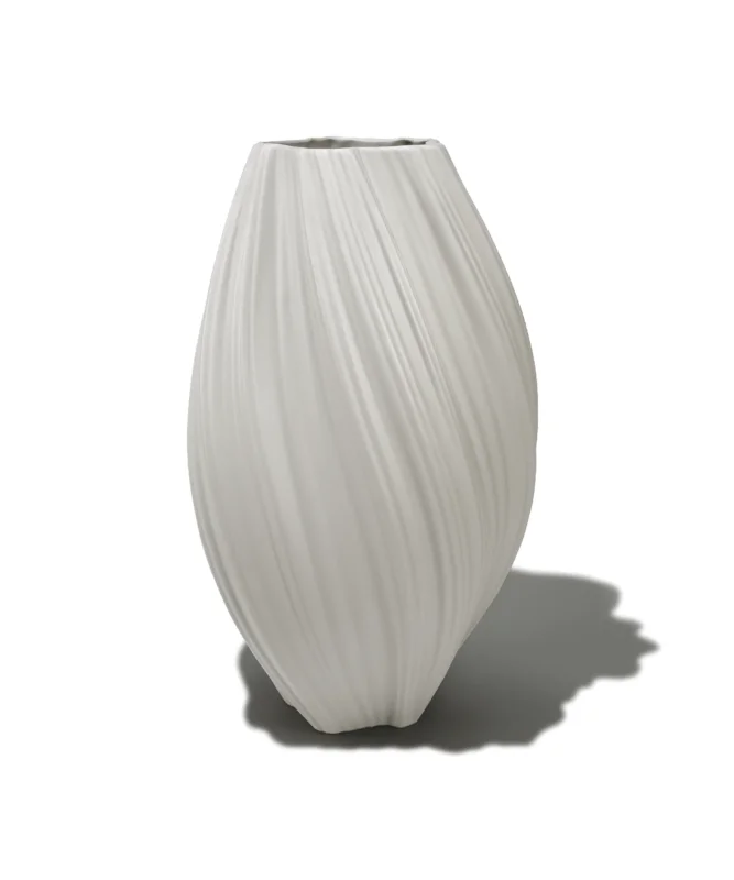 Längliche Keramik Vase in Weiß – aus der Serie Flora von 7 O'CLOCK