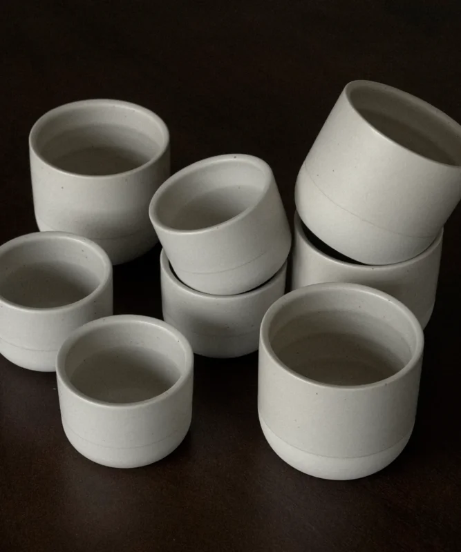 Cappuccino- und Espresso Keramik Becher in Beige aus der Serie Faro – Nahaufnahme der Oberfläche