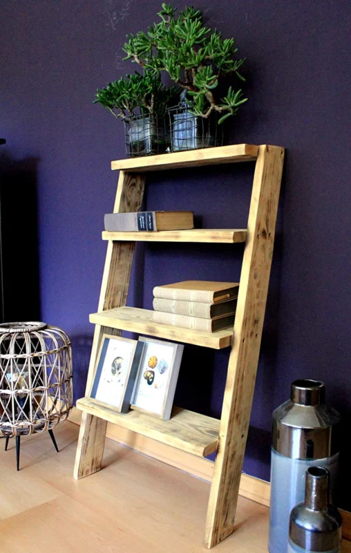 Bücherregal aus massivem Holz - Geflammt