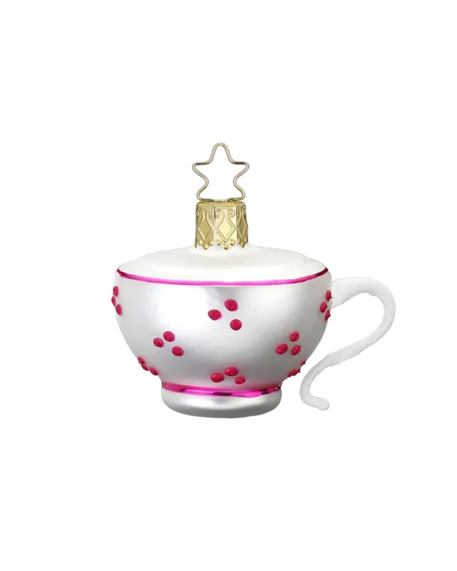 Alice im Wunderland "Kaffeetasse" zum Aufhängen in Deutschland handgefertigt von Inge Glas. Zu sehen ist eine weiße Tasse mit weißem Henkel, roten Punkten und rosa Zierinien am oberen und unteren Tassenrand.