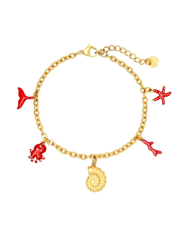 Goldenes "Ozean" Armband von Dottilove vor weißen Hintergrund. Das Armband hat 5 Anhänger: Ganz links eine rote Floss, weiter rechts ein kleiner roter Kraken, in der Mitte eine goldene Muschel, weiter rechts eine rote Koralle und ganz rechts ein roter Seestern mit weißen pünktchen.