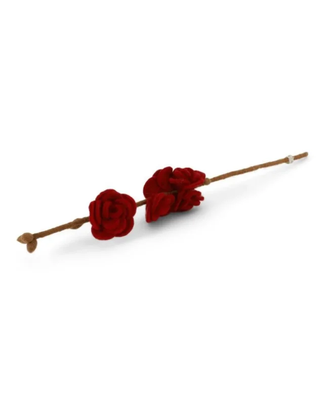Handgefertigter Rosenzweig mit fünf roten Rosen von Gry & Sif. Mit mehreren braunen Blütenknospen.