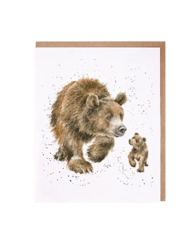 Bären Grußkarte Follow me... von Wrendale Designs: Bär und Bärenjunges, Hochkant-Format, Illustration von Hannah Dale.