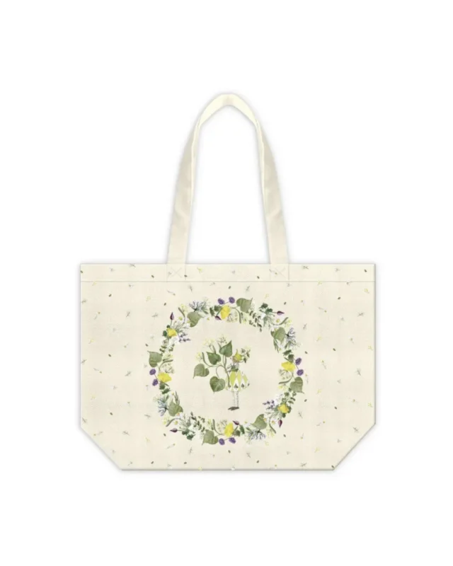 Einkaufstasche "Kräutergarten" von Grätz Verlag auf weißen Hintergrund. Die Tasche ist leicht beige und überdeckt mit einem Kräuter Motiv.