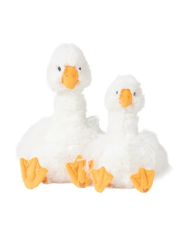 2 Gans Kuscheltiere "Pearl" in Größe S und M nebeneinander sitzen vor weißen Hintergrund. Beide Kuscheltiere schauen in die Kamera.