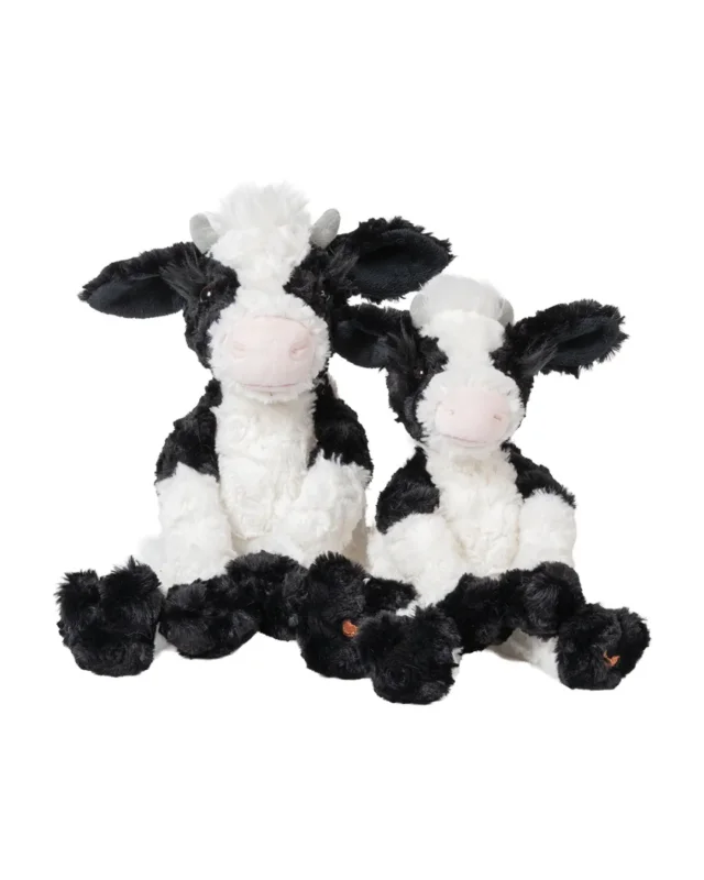 2 Holstein Kuh Kuscheltiere "Mathilda" von Wrendale Designs vor weißen Hintergrund. Zu sehen ist die kleine Version und die größere Version mit Hörnern. Beide sind Weiß/Schwarz gefärbt.
