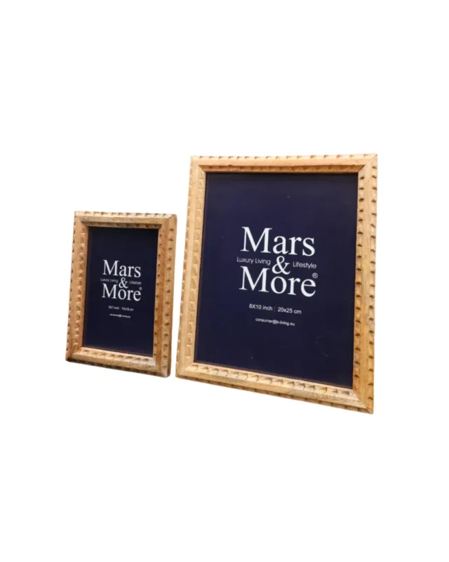 Der Bilderrahmen Punkte von Mars & More ist schon durch seine markige Verarbeitung ein wahrer Blickfang. Das ungefärbte Mangoholz versprüht ungezwungene natürliche Atmosphäre und wertet jeden Schnappschuss auf.
