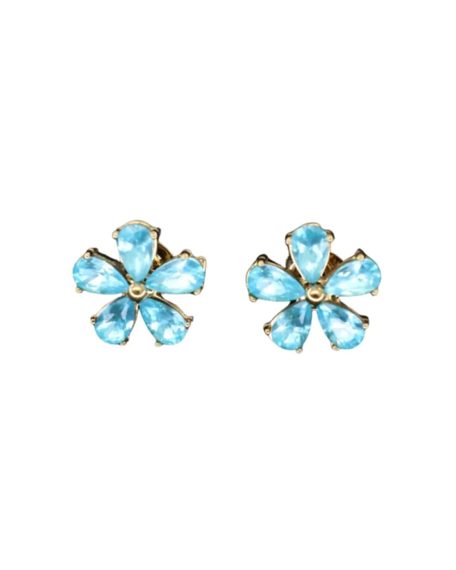 Blumenohrringe von "Dottilove" in hellem Blau mit goldenen Akzenten liegen auf einem weißen Hintergrund