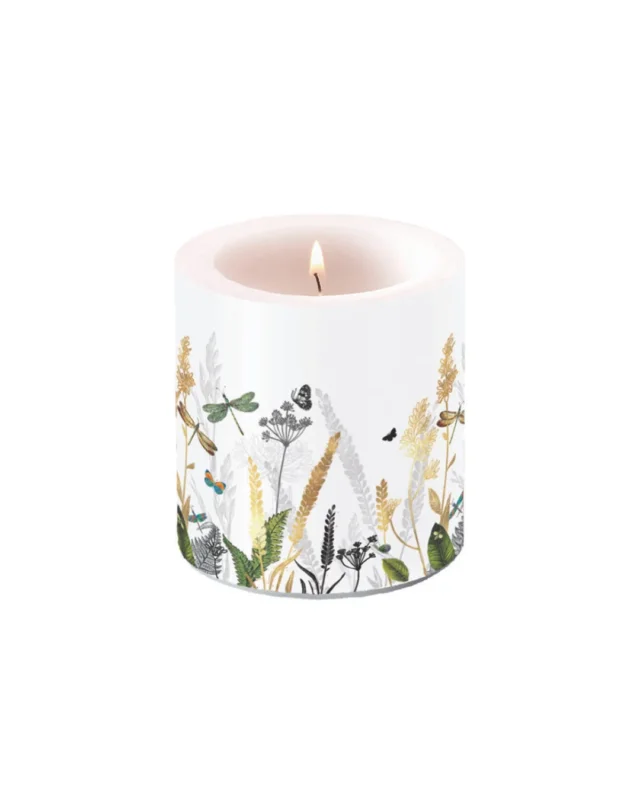 Zylindrische Kerze mit botanischem Motiv (Gräser, Blätter, Insekten) in Weiß und Gold der Marke Ambiente, brennend, isoliert auf weißem Hintergrund.