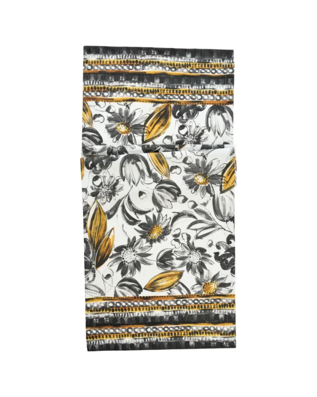 Edler Blumen Tischdecke "Atalanta" von Sander Table+Home mit verschiedenen schwarz-weiß-grauen Blumen und goldgelben Highlights.