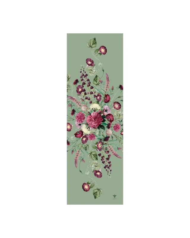 Ein vertikaler Ausschnitt des Tischläufers "Blossom Garden" von Koustrup & Co., der die floralen Muster in Rosa und Grün auf dem Leinenstoff zeigt. Die natürliche Farbgebung und die Leinenstruktur sind gut zu sehen.