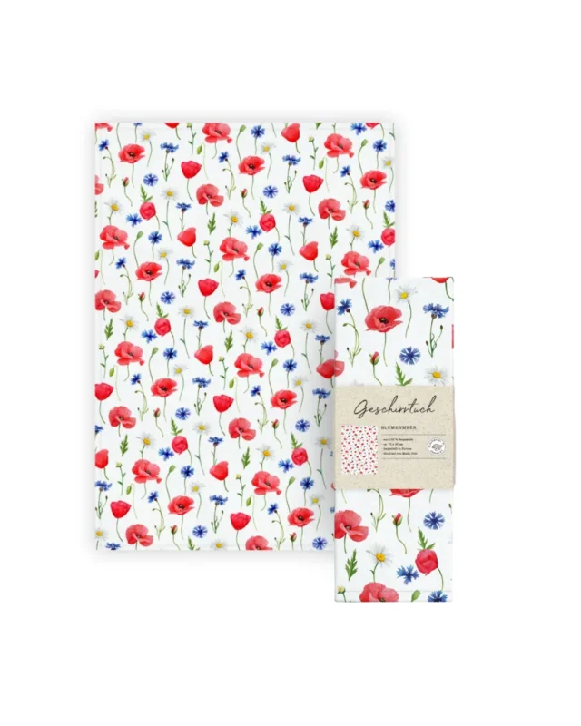 Geschirrtuch „Blumenmeer“ vom Grätz Verlag mit dicht verteilten Illustrationen aus roten Mohnblumen, blauen Kornblumen und weißen Margeriten auf hellem Hintergrund, flach ausgelegt.