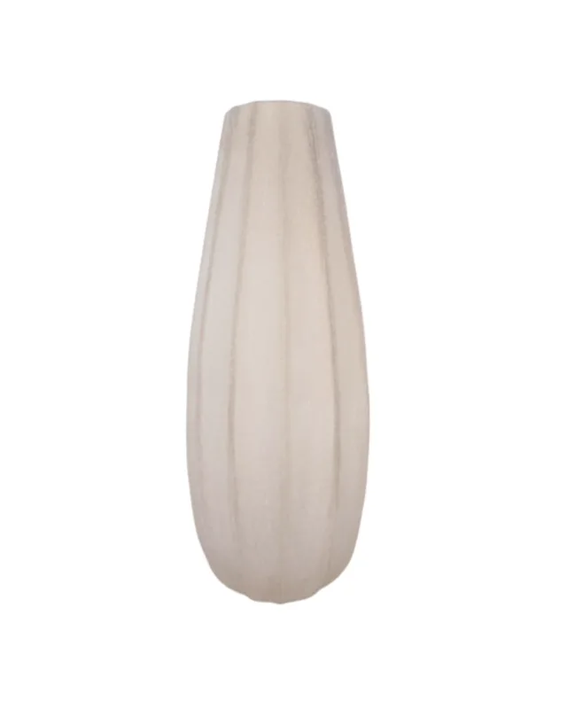 Hellbraune Blumenvase Bradley von Light & Living auf hellem Hintergrund.