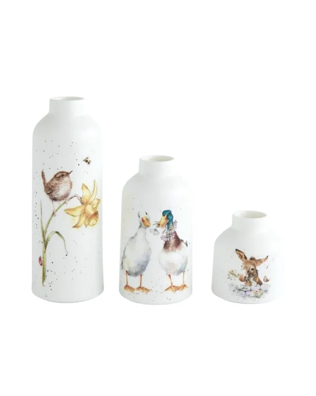 3er Set Blumenvasen von Wrendale Designs. mit Vogel, Enten und Esel Motiv vor weißem Hintergrund.