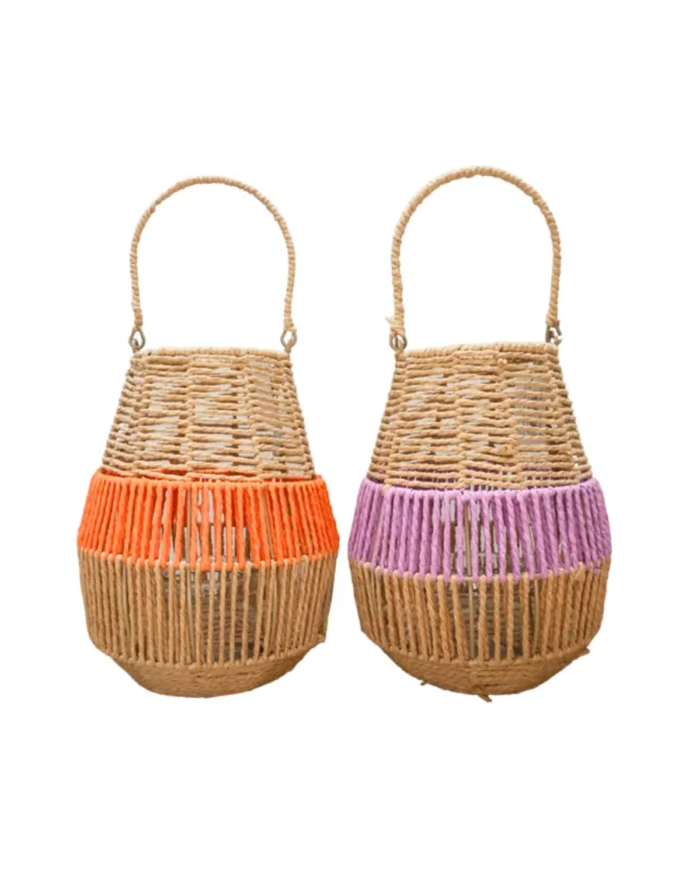 Die bunten Laternen von Van der Leeden ist in Handarbeit aus gefärbter Jute gefertigt. Einfacher Transport und leichtes Aufhängen sind Dank des robusten Griffs im Handumdrehen möglich. Das mitgelieferte Glas bietet stabilen Halt für Kerzen oder LED Licht.