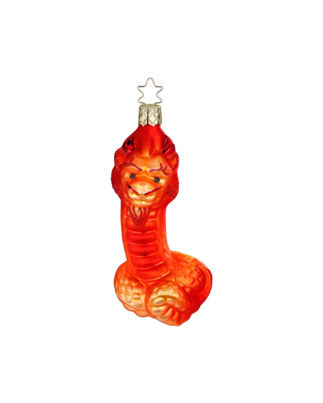 Der in Deutschland handgefertigte Weihnachtsbaumschmuck "Chinesischer Drache" ist orange-rot gefärbt und mit roten Highlights aus Glitzer versehen.