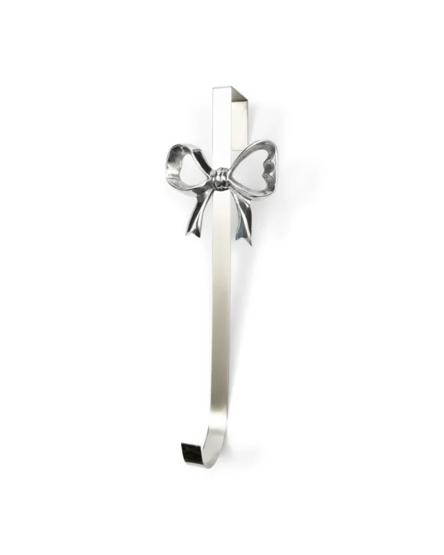 Silberner Haken mit Schleife "Christmas Wreath" von Riviera Maison. Stabiler Haken aus Aluminium zum Aufhängen von Kleidung, Jacken oder Dekoartikeln. Verziert mit stilvoller Schleife, welche ebenfalls aus Aluminium gefertigt ist.