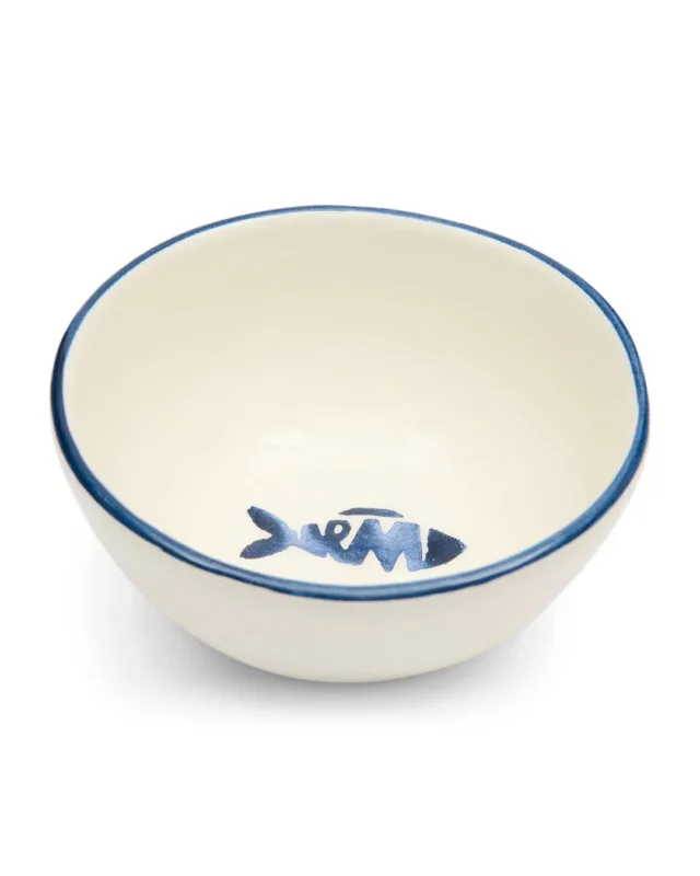 Weiße Como Catch Dip Schale von Rivièra Maison mit einem blauen Fisch in der Mitte.