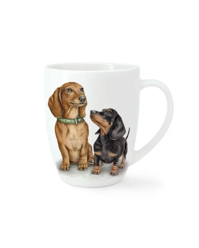Vorderseite der Dackel Tasse "Doxie Gang" vor weißen Hintergrund von Maluu. Auf Dem Motiv sind 2 Dackel zu sehen welche sich gegenseitig anschauen.