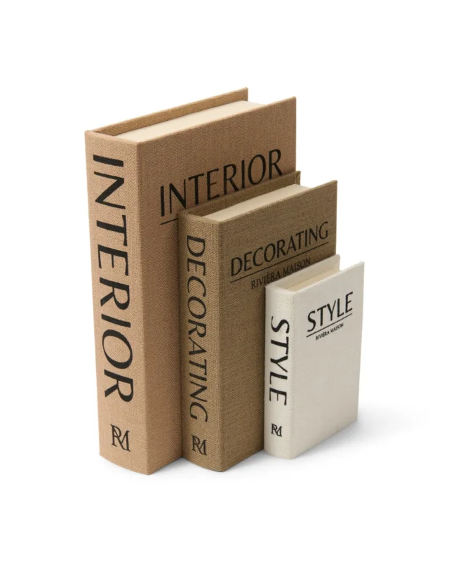 Deko Bücher "Interior Decorative Book Set" von Riviera Maison. Die 3 Bücher stehen der Größe nach geordnet vor einem weißen Hintergrund nebeneinander mit den Aufschriften "Interior","Decorating" und "Style".