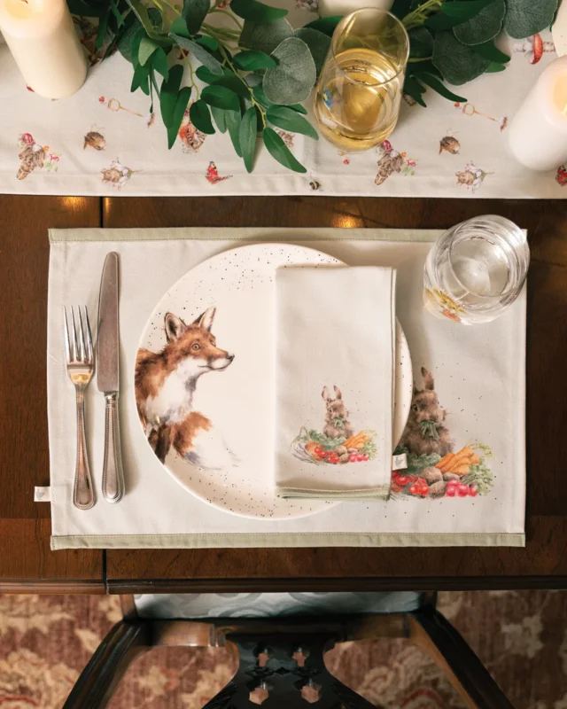 Ein einzelnes Tischset „Garden Friends“ mit einem Hasen-Motiv. Das Set liegt auf einem dekorierten Holztisch. Auf dem Tischset ist eine "Garden Friends" Hasenserviette.