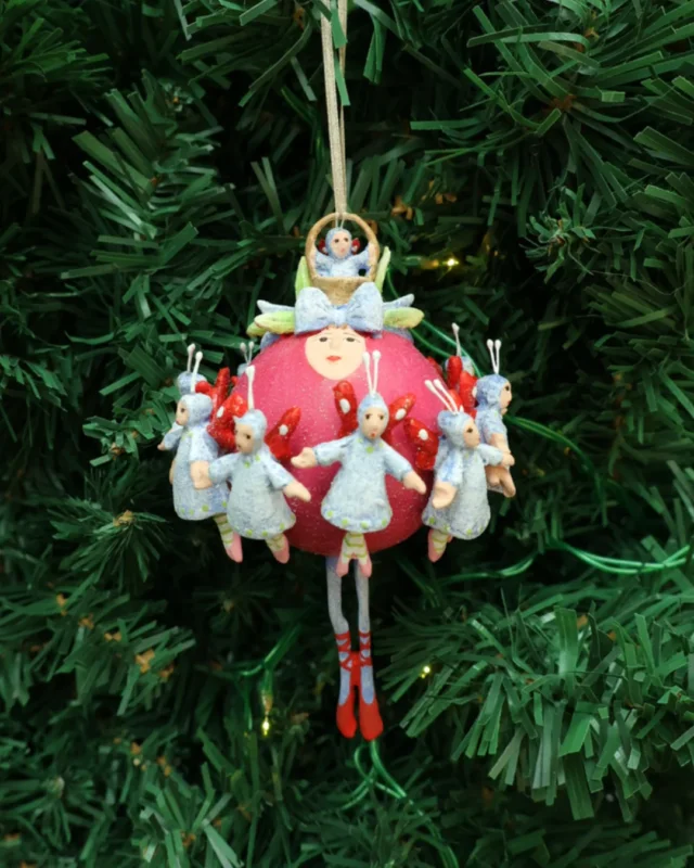 Dekorierter "12 Days 11 Ladies Dancing Ornament" Krinkle von Patience Brewster hängt am Tannenbaum. Zu sehen ist die berühmte Figur aus dem Gedicht.