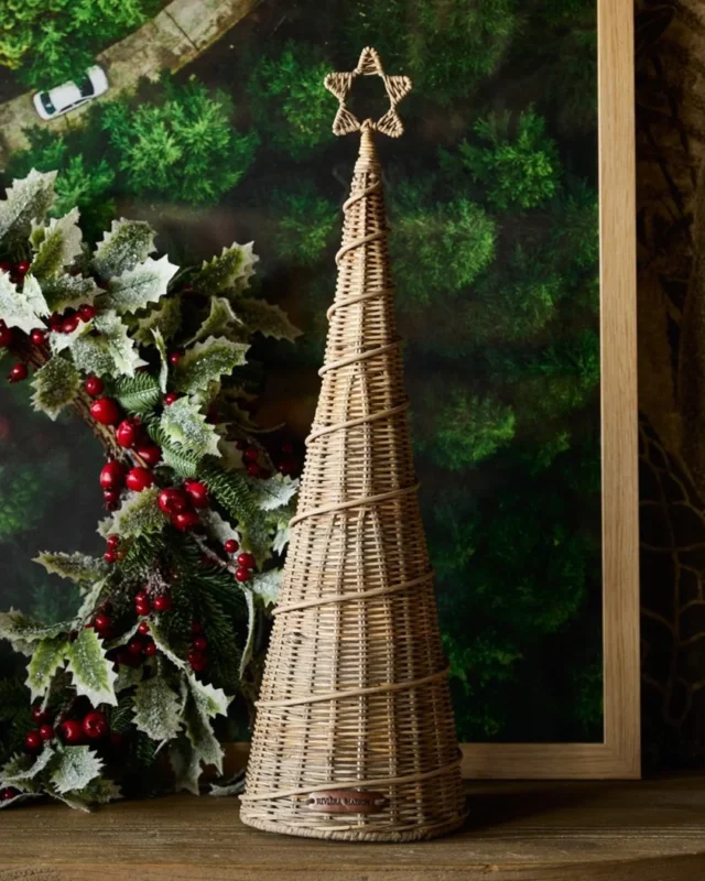Rustic Rattan Tree Swirl Decoration von Rivièra Maison auf festlich dekoriertem Tisch.