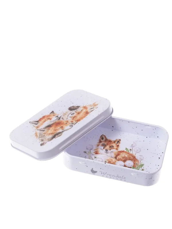 Geöffnete Fuchs-Dose von Wrendale Designs mit liegendem Fuchs im Inneren, rechteckige weiße Metalldose mit feinen Farbsprenkeln und aufgelegtem Deckel.