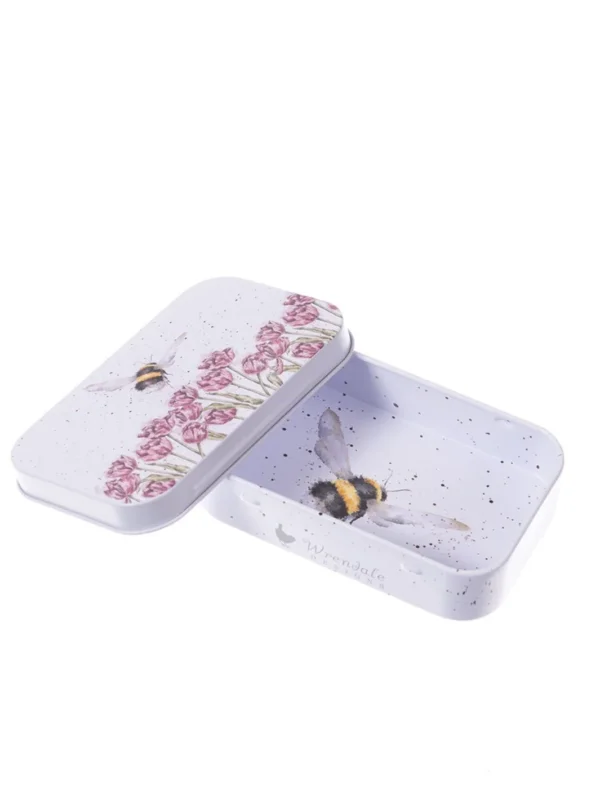Geöffnete Hummel-Dose von Wrendale Designs mit Hummel-Illustration im Inneren, dekorative Aufbewahrungsdose im typischen Wrendale Stil
