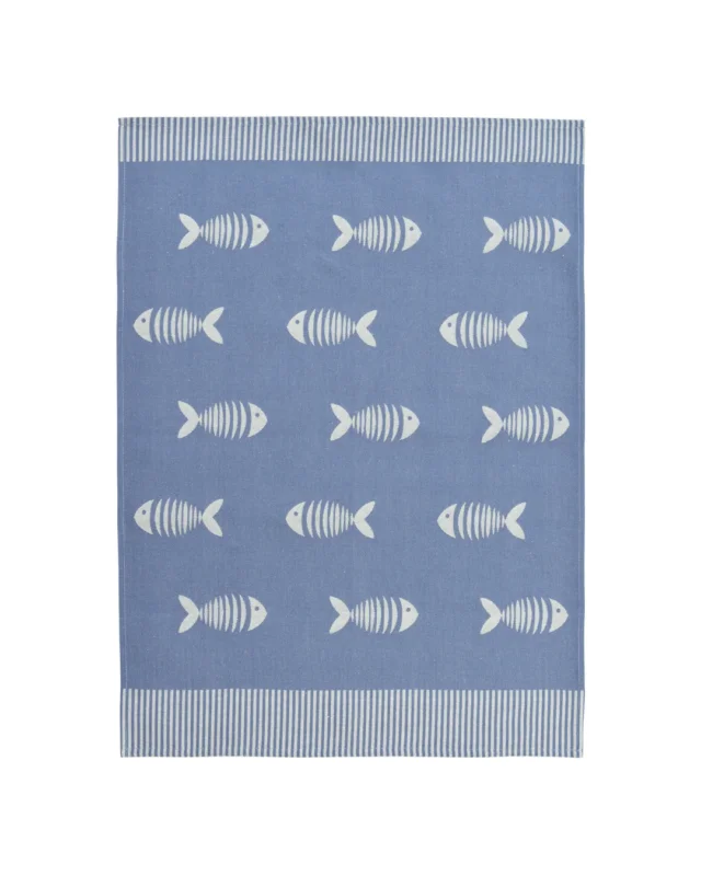 Dunkelblaues Fisch-Geschirrtuch „Omega“ von Sander aus Baumwolle mit regelmäßig angeordneten weißen Fischmotiven, freigestellt vor weißem Hintergrund.