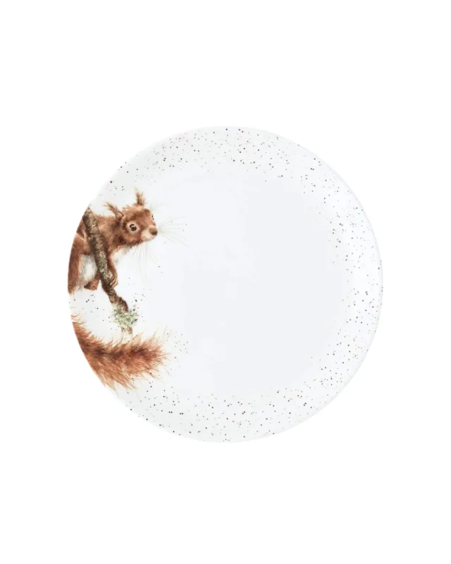 Weißer Eichhörnchen Essteller "Royal Worchester" von Wrendale Designs vor weißen Hintergrund. Auf der linken Seite des Tellers ist ein braunes Eichhörnchen zu sehen welches interessiert zum Tellerrand schaut. Der Rand des Tellers ist schwarz gepunktet.