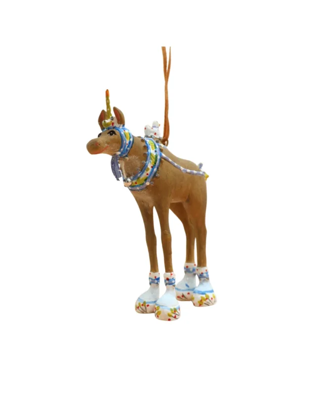 Elch Dame Krinkle Mini Maude Moose mit Kerze auf dem Kopf.
