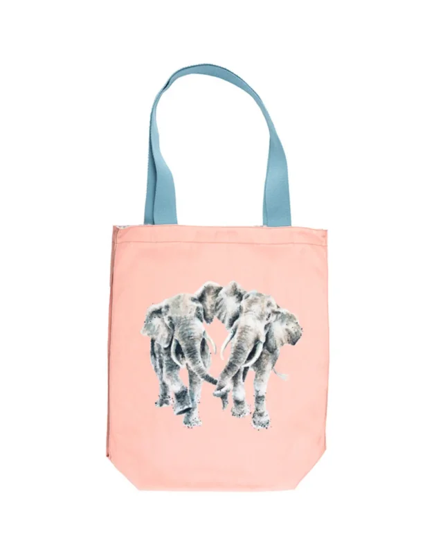 Pinke Elefanten Einkaufstasche von Wrendale Designs vor weißen Hintergrund. Zu sehen sind 2 Elefanten die mit ihren Rüsseln Händchen halten. Der Griff ist hellblau.