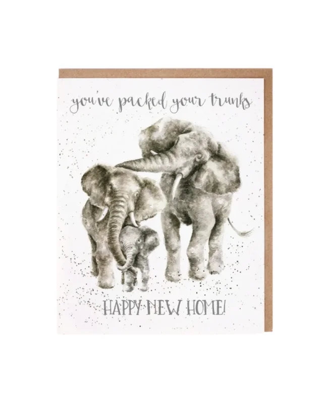 Elefanten Grußkarte „Happy New Home“ von Wrendale Designs mit einer Elefantenfamilie (Mama, Papa, Baby) und den handgeschriebenen Sprüchen „you’ve packed your trunks“ und „Happy New Home!“ auf weißem Hintergrund mit brauner Umschlagkante.
