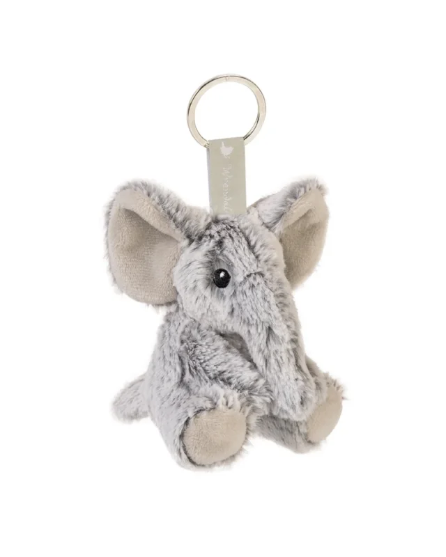 Grauer Elefanten Schlüsselanhänger Winnie von Wrendale Designs, an einem Schlüsselring gehalten, vor unscharfem Waldhintergrund im Freien.