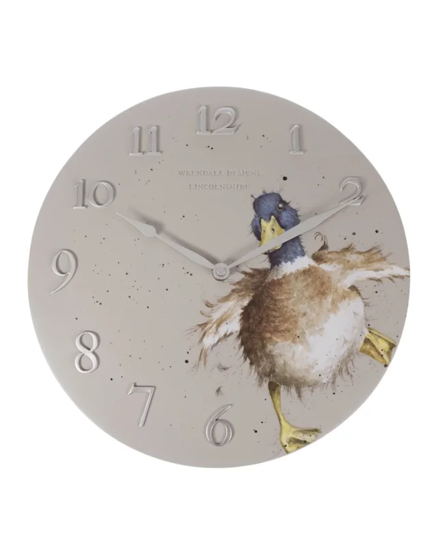 Enten Wanduhr von Grätz Verlag vor weißen Hintergrund. Zu sehen ist eine Ente welche in die Kamera schaut auf einem dunkel beigen Hintergrund.