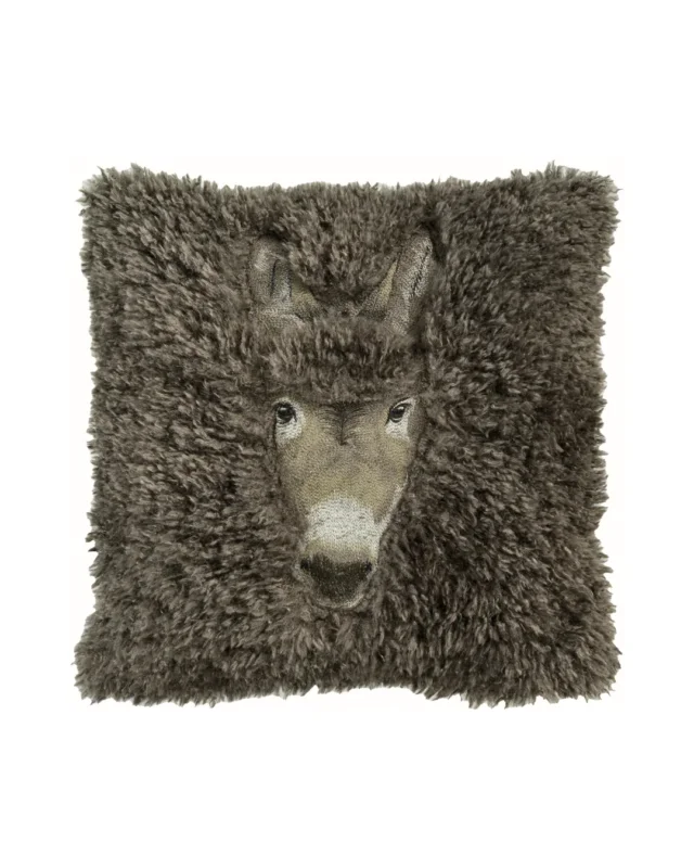 Das Dekokissen „Burro“ von Sander ist ein flauschiger brauner Kissenbezug mit detailreicher Esel Stickerei in der Mitte vor weißem Hintergrund.