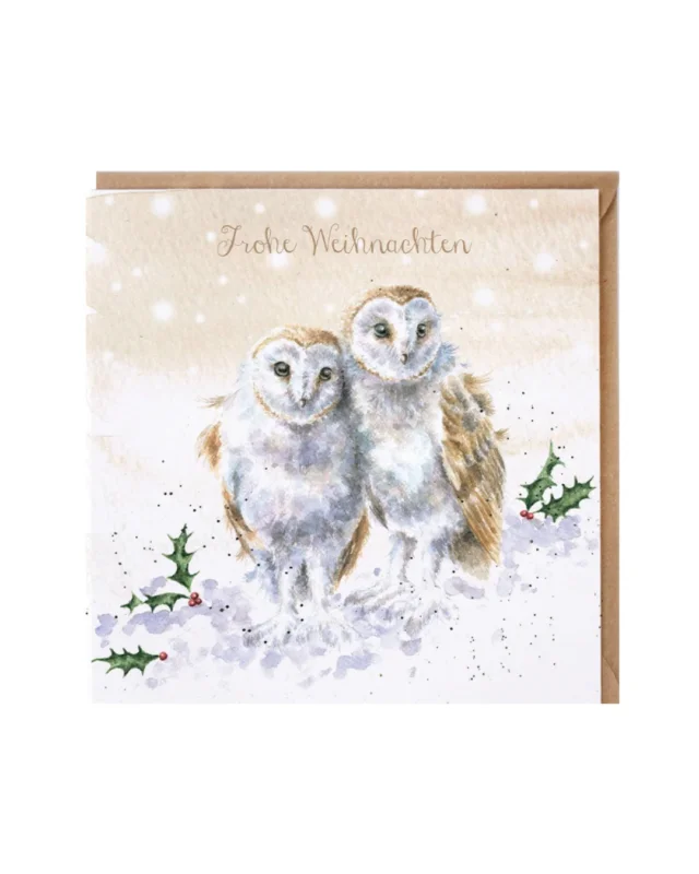 Weihnachtskarte „A White Christmas“ als Doppelkarte mit Umschlag von Wrendale Designs vor weißem Hintergrund. Die winterliche Illustration von Hannah Dale zeigt zwei Eulen im Schnee mit Stechpalmenzweigen.