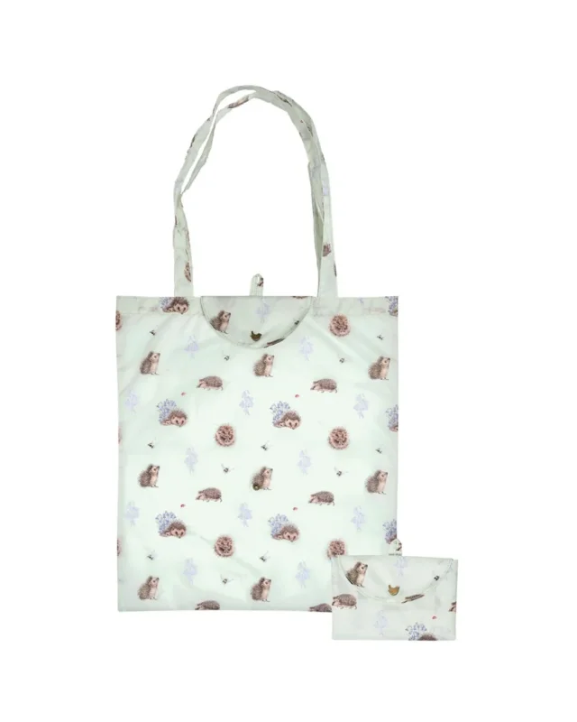 Hellgrüne Igel Einkaufstasche aus recycletem Polyester. Auf der Tasche abgebildet sind detailreiche Igel, einige Hummeln, Marienkäfer und Blühpflanzen zu sehen. Die Motive sind liebevoll von Hannah Dale illustriert.