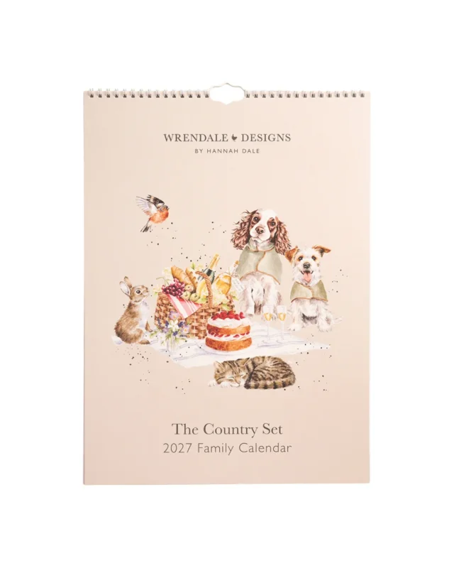 Familien Kalender 2027 von Wrerndale Designs vor weißen Hintergrund. Das Motiv zeigt 2 Hunde, 1 Katze, 1 Hase und ein Vogel welche zusammen picknicken.