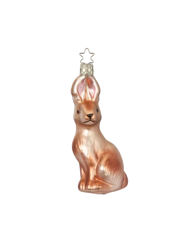 In Deutschland handgefertigter Feldhasen Weihnachtsbaumschmuck von Inge Glas. Der braun-silberne Feldhase ist sitzend dargestellt. Die Löffel sind aufgerichtet.