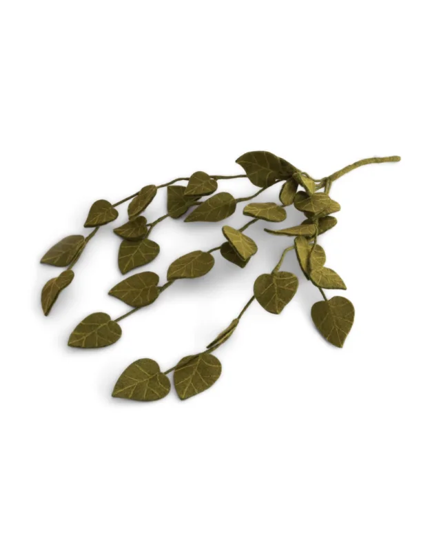 Filz Ast "Efeu Ranke" von Gry und Sif liegen auf einem weißen Hintergrund. Die Details der Filz Pflanze sind gut erkennbar.