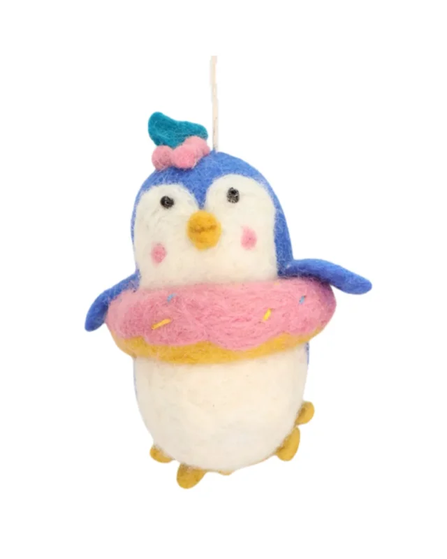 Handgefertigter Pinguin Filzanhänger "Elif" von Grace & Gloria mit pinkem Haarband auf dem Kopf und einem gleichfarbigen Zuckerstreuseldonut um die Hüften.