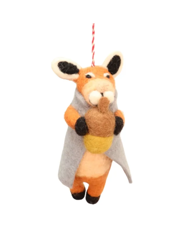 Eichhörnchen Filzanhänger "Möhrchen" handgefertigt aus orangenem Filz mit blauen Mantel, zwei weißen Nagezähnchen und einer gigantischen Eichel in den Pfoten.