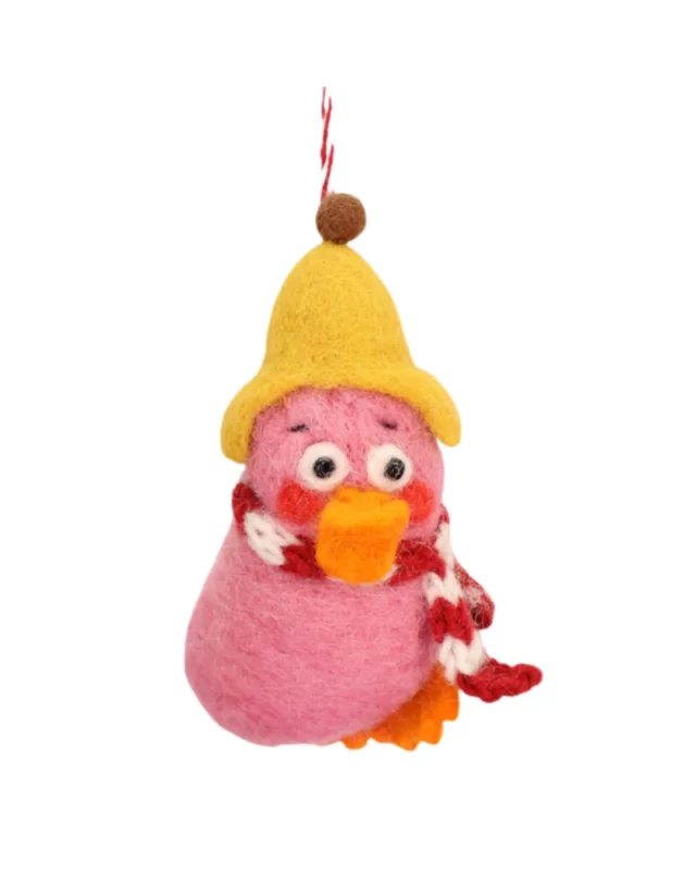 Handgefertigter rosa Enten Filzanhänger "Ente Nöp Nöp" von Grace & Gloria mit rot-weißem Schal, rosa Wängchen und gelbem Regenhut mit brauner Bommel.