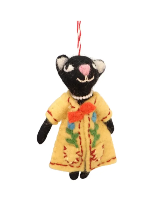 Handgefwertigter Filzanhänger "Katzenlady Minka" von Grace & Gloria mit nachtschwarzem Fell und gelbem Poncho, welche mit Blumen und roter Ziernaht bestickt ist.