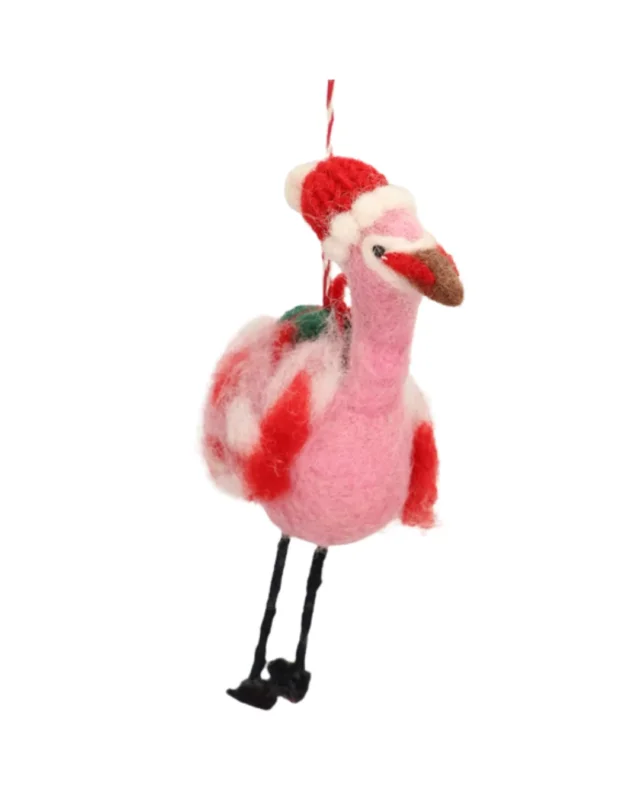 Weihnachts Flamingo Filzanhänger "Jutta" von Grace & Gloria in knalligem Rosa Federkleid, weiß-roten Highlights, roter Strickmütze und einem grünem Geschenk auf dem Rücken.