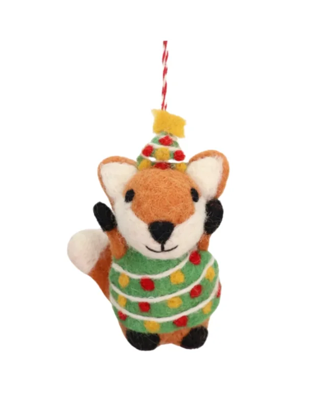 Handgefertigter Weihnachtsfuchs Filzanhänger "Tammo" von Grace und Gloria verkleidet als Weihnachtsbaum im grünen Gewand, umwickelt mit Lichterketten und auf dem Kopf die Tannenbaumspitze samt Stern tragend.
