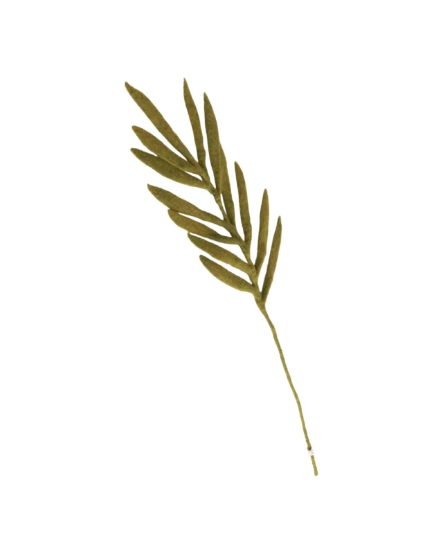 Abgebildet ist das Palmblatt aus Filz von Gry & Sif mit grünen, filzigen Blättern an einem dünnen Stiel.